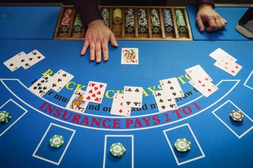 Ilustracija slot mašine u prirodnim tonovima